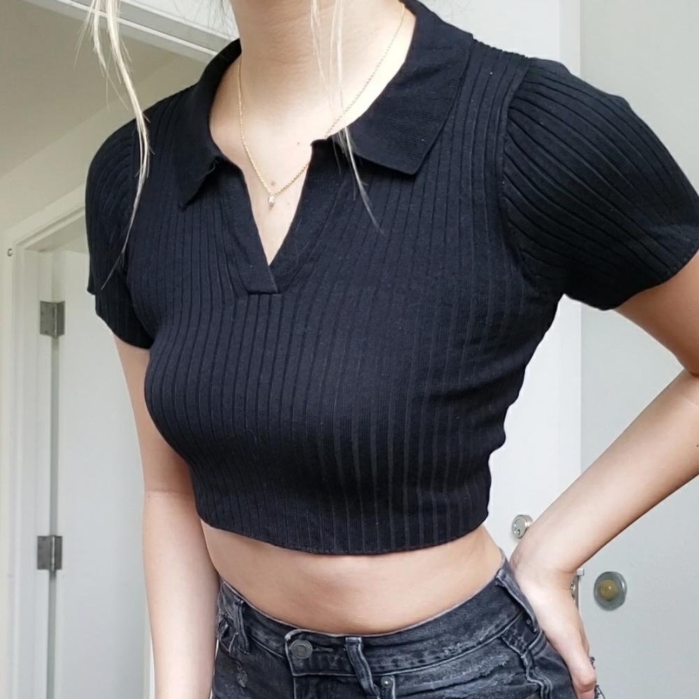 BLACK COLLARED CROP TOP